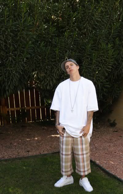 IMAGE: http://i32.photobucket.com/albums/d12/phxman/PhotoShoot06.jpg