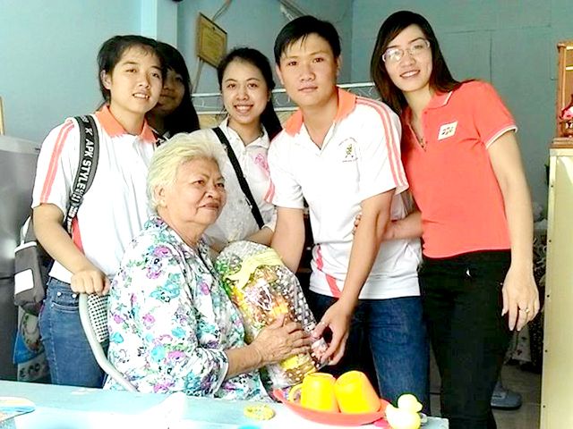 Sinh viên Cao đẳng thực hành FPT Mạng cá cược bóng đá
 Hồ Chí Minh trao quà cho gia đình có con Cách Mạng – khó khăn.