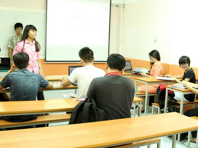 Ban chủ nhiệm CLB Poly Art phổ biến về định hướng phát triển trong tương lai tới các bạn sinh viên FPT Polytechnic Hồ Chí Minh. 