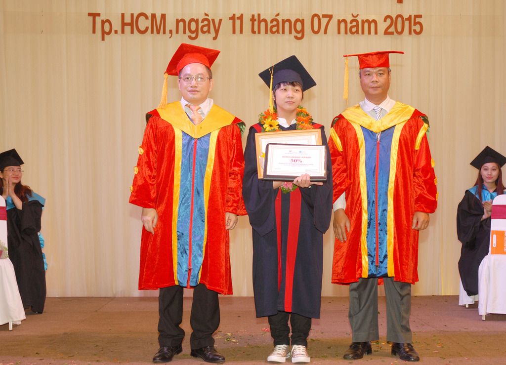 Thủ khoa khối ngành CNTT Cao đẳng thực hành FPT Mạng cá cược bóng đá
, Trầm Ngọc Minh lên nhận bằng khen.