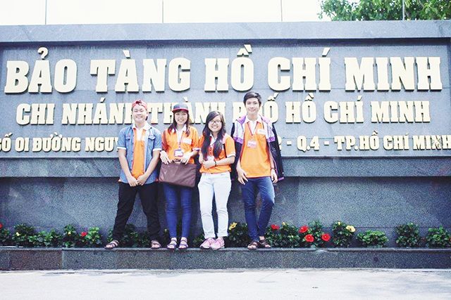 Đoàn sinh viên Cao đẳng thực hành FPT M?ng c c??c bng ?
 TP. H?Chí Minh chụp ảnh lưu niệm tại Bảo tàng H?Chí Minh. 