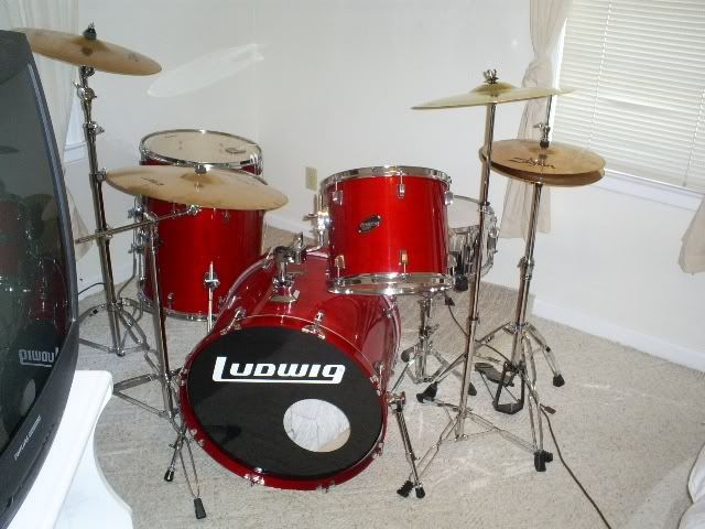 http://i32.photobucket.com/albums/d17/Onefst240/DrumSet.jpg