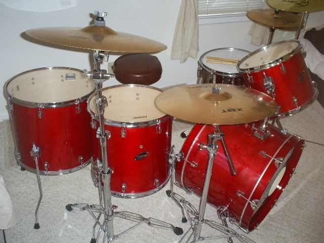 http://i32.photobucket.com/albums/d17/Onefst240/Drumset2.jpg