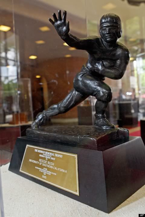 Reggie-Bush-Heisman-Trophy-REMOVED-From-USC.jpg