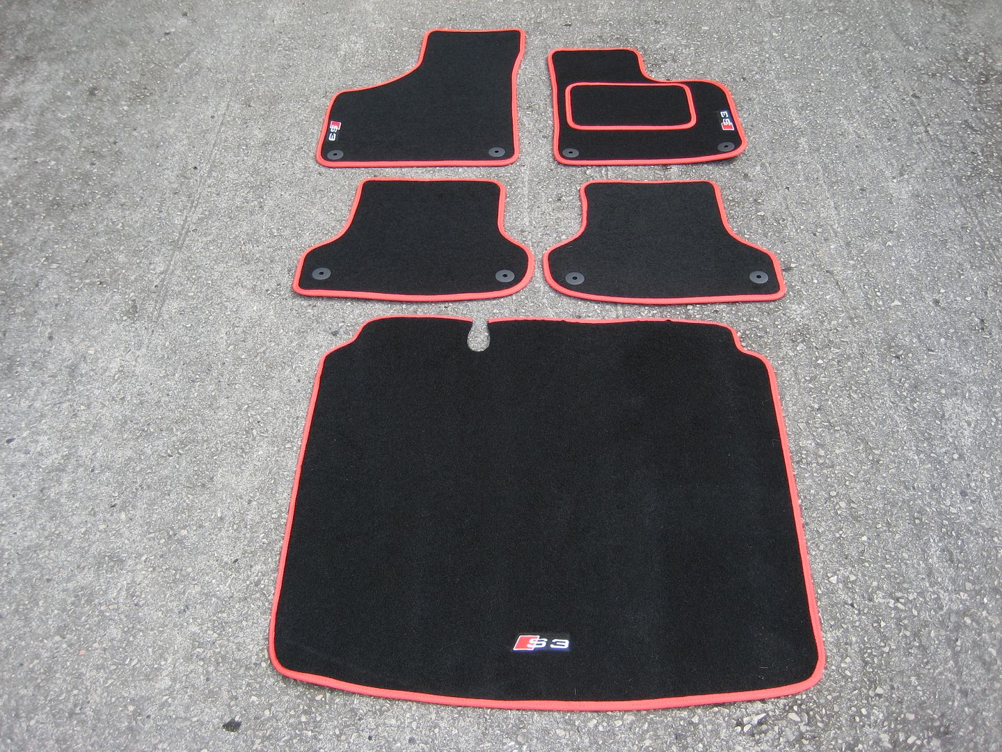 Car Mats in Black/Red trim to fit Audi S3 8P (20062012) + S3 Logos