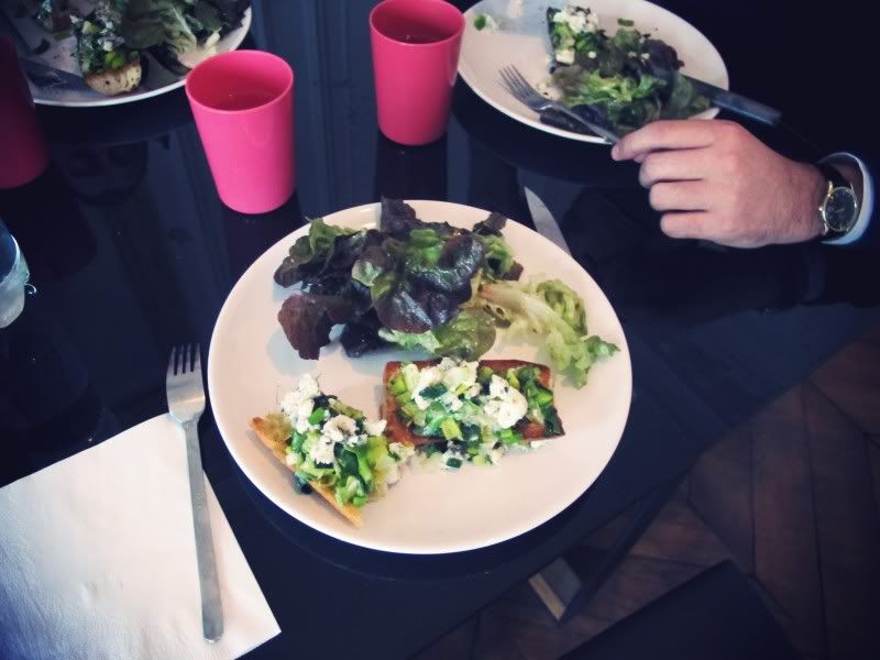 Leek toasts with blue cheese