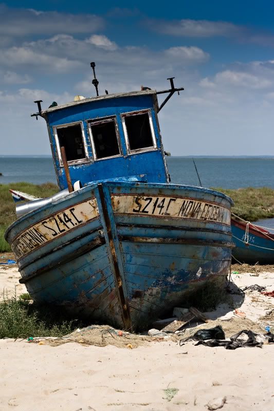 IMAGE: http://i32.photobucket.com/albums/d34/ardion-90/OldBoat.jpg
