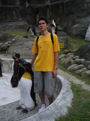 台北木柵動物園企鵝館門口