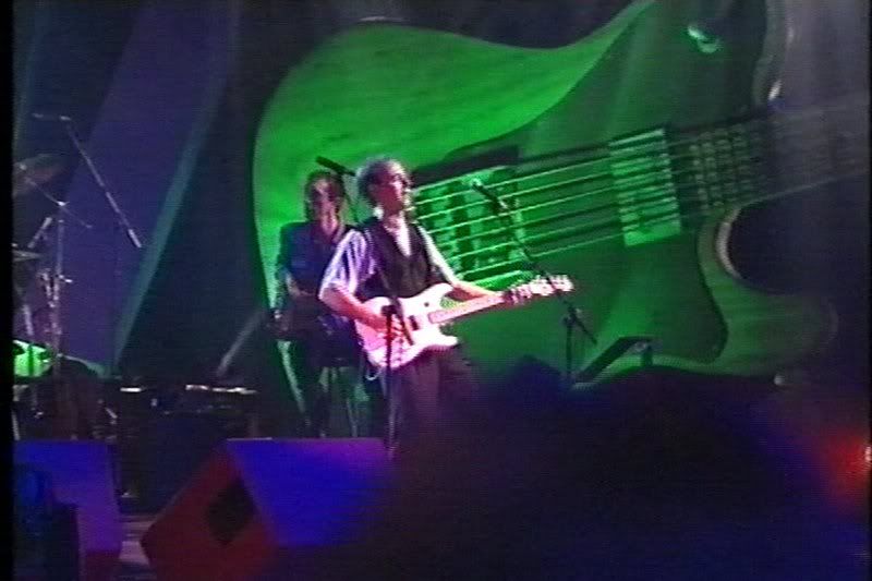 giantguitar1.jpg