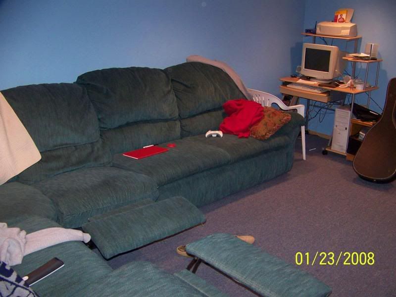 http://i32.photobucket.com/albums/d45/mikemar319/couch2.jpg