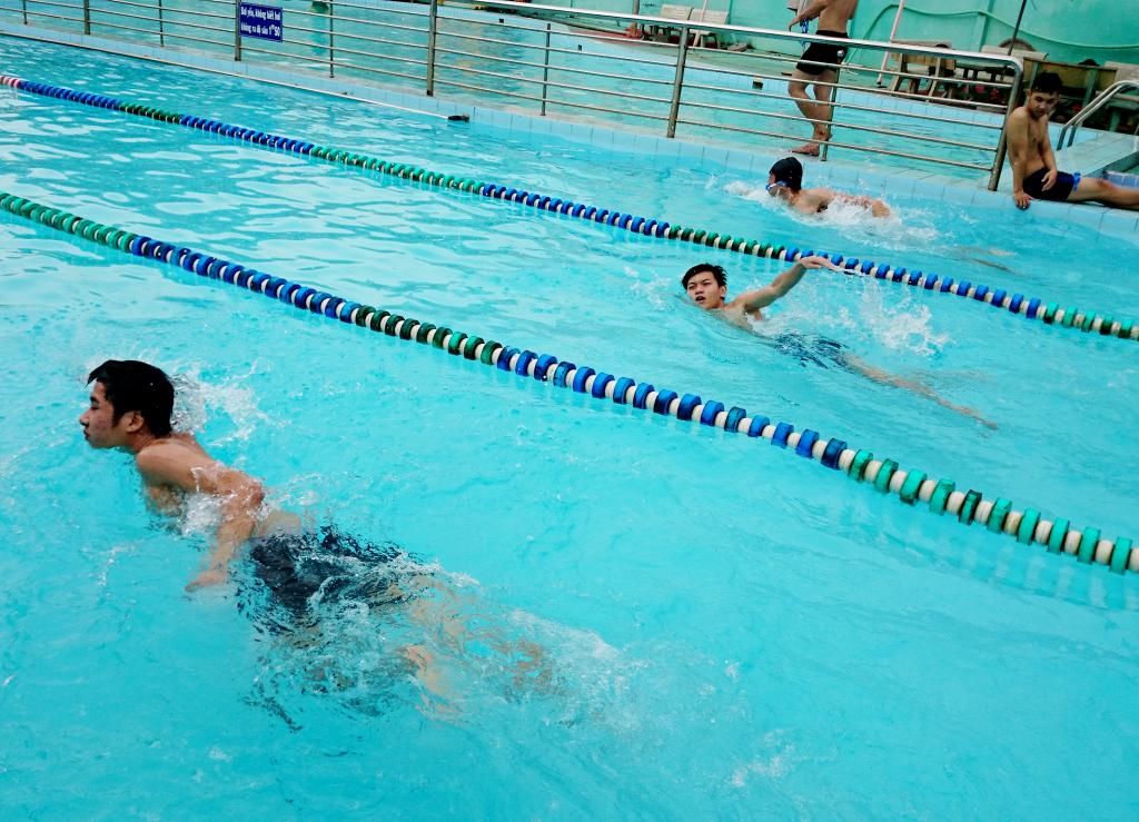 Các vận động viên Cao đẳng thực hành FPT Polytechnic Hồ Chí Minh thi đấu quyết liệt trên đường đua xanh.