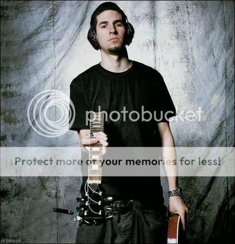 &nbsp; &nbsp; 姓名:david michael farrell 昵称:phoenix 乐队负责